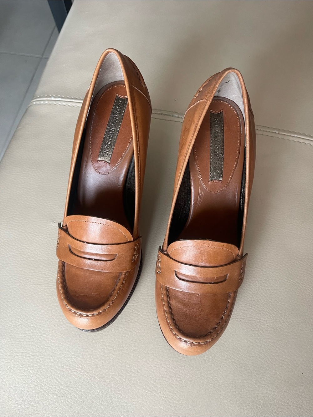 Banana Republic sz8m. Women's Tan Leather Penny Loafers - Sleek Everyday Comfort